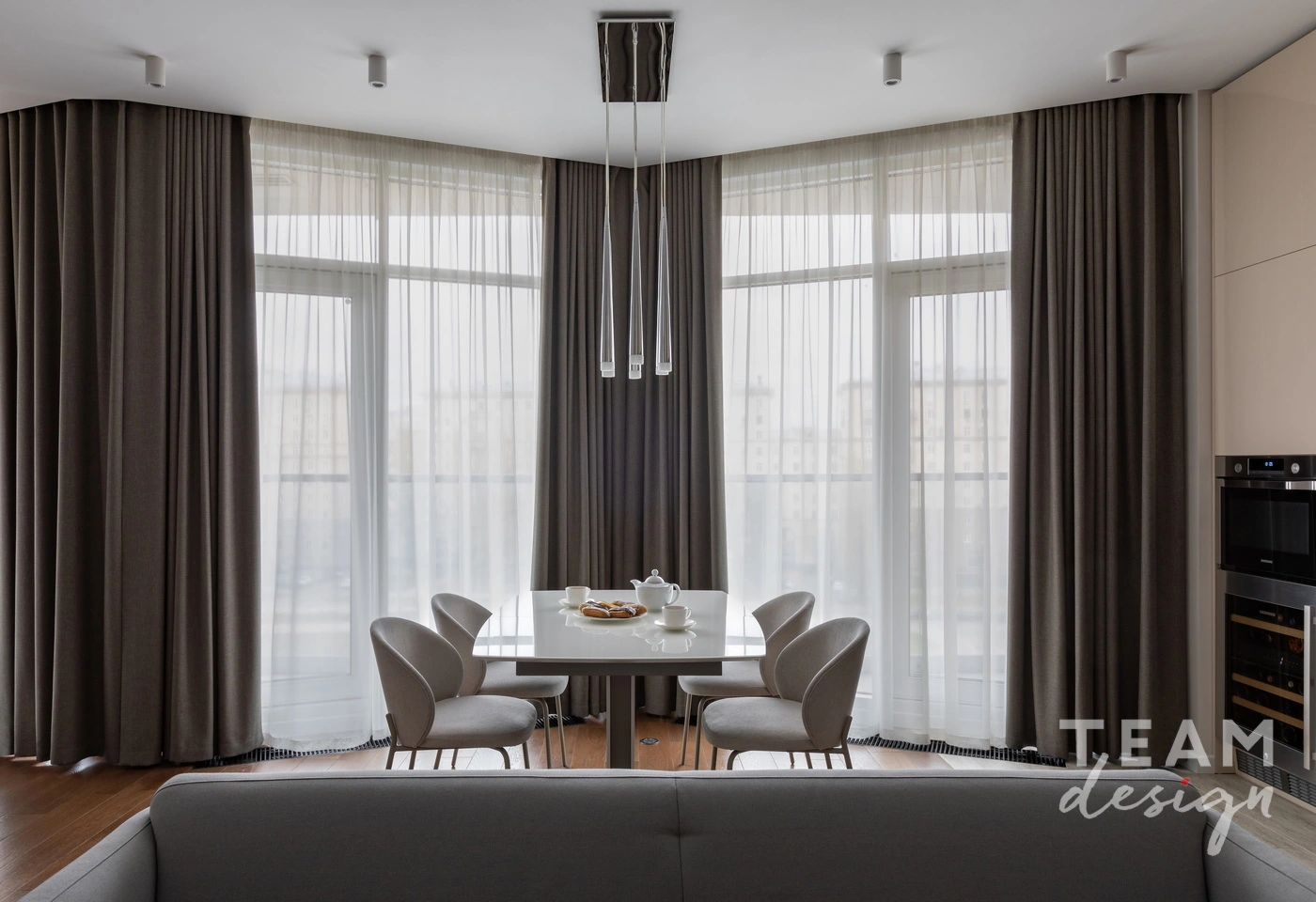 Dining area in the bay window